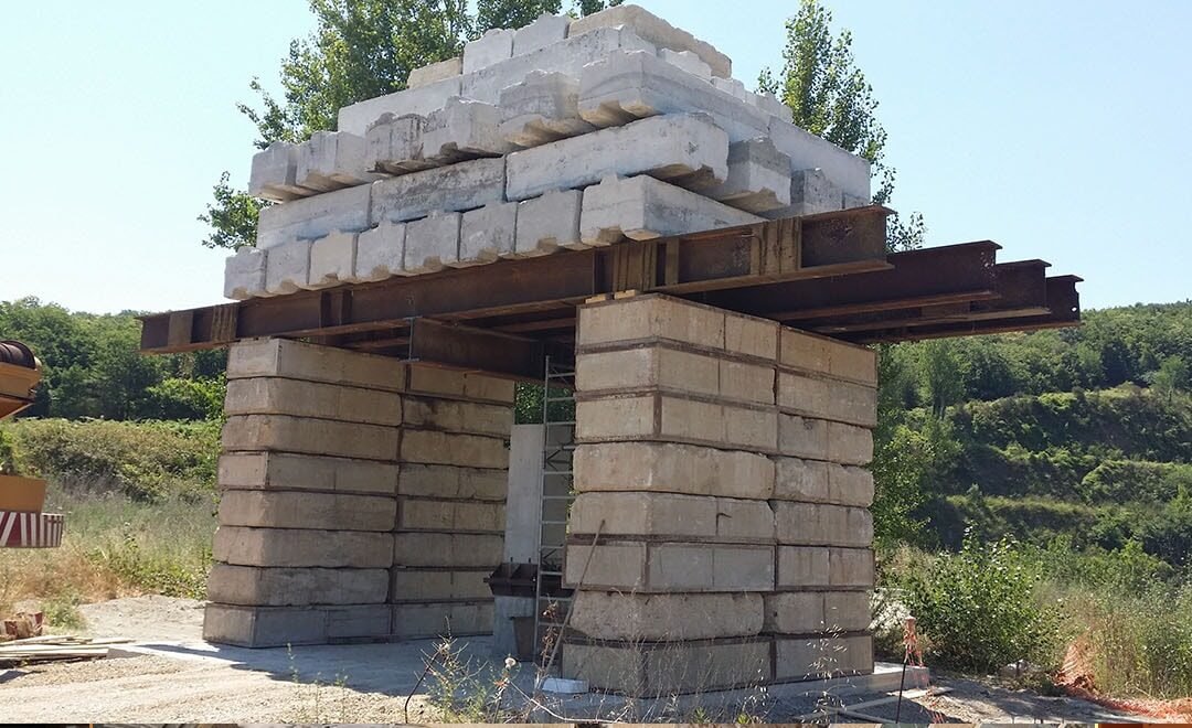 Metodo per l’inserimento di isolatori sismici in strutture preesistenti